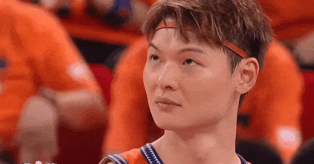 九游体育入口-众生相！上海球员夺冠疯狂庆祝，孙铭徽场下表情落寞